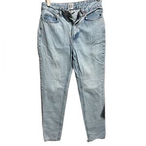 BDG MOM HIGH RISE JEANS SIZE 25